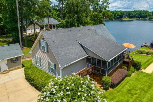 Luxe Lake Sinclair Living Private Dock and Beach! in Madison (GA)