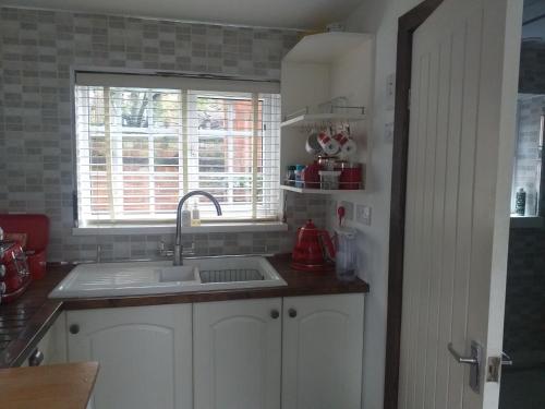 House - Sleeps 2 pet friendly & free parking, Hull (photo 8)