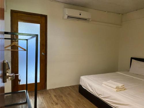 Boundary Hostel and Cafe Room Type - King Room