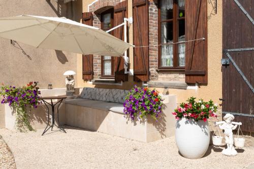 Exterior view, Le Sarcinoe in Saint-Martin-sur-Oreuse