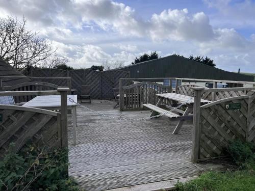 Bike Shed 1-Bed Cottage Sleeps 2 Pet Friendly in Central Wight