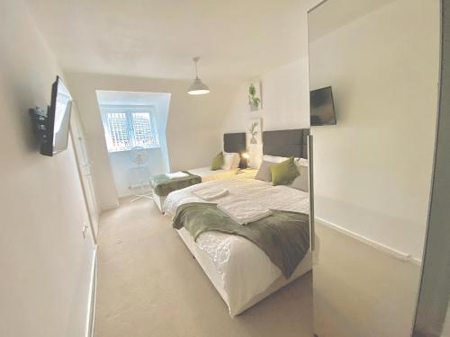 Book Today - 4 bed house Sleeps up to 10 Free wifi Perfect for Family & Business Travelers - Hartco Serviced Accommodation Walsall - image 3