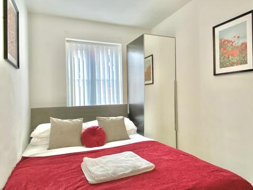 Book Today - 4 bed house Sleeps up to 10 Free wifi Perfect for Family & Business Travelers - Hartco Serviced Accommodation Walsall - main image