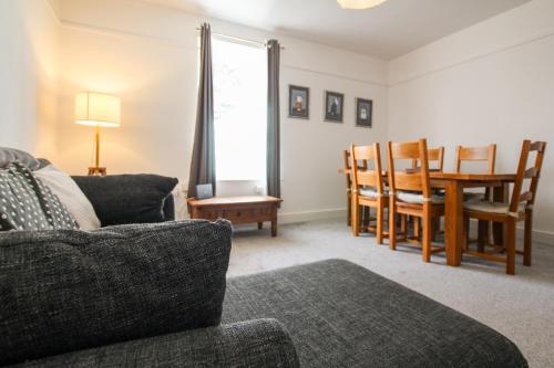 Fairways View - Spacious Apartment - Sleeps 6 - Lovely Views