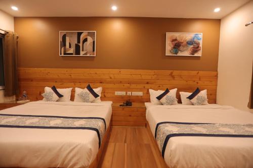 Deluxe Family Room image 2