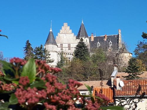 La maison des créatifs (La maison des creatifs) in Aveze mazpilsēta