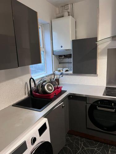 Bếp, Luxury Room on Park Road Close to University & QMC Hospital in Nottingham