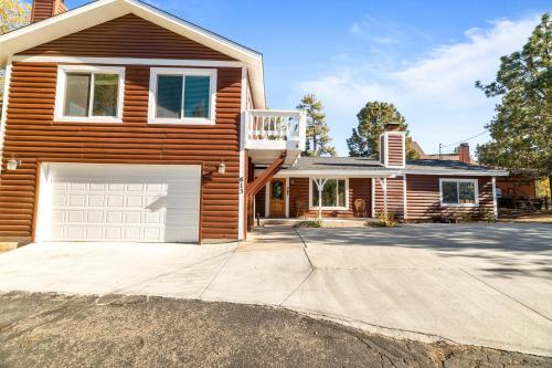 Moonridge Memories - A perfect mountain escape with all the comforts of home! Hot tub and more! in Big Bear Lake, USA