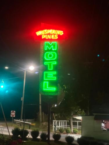 Whispering Pines Motel in Asheville, USA