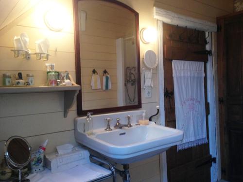 All Seasons Bed & Breakfast - image 2