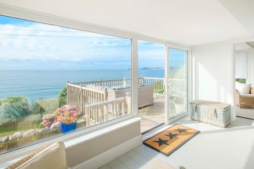 Mesmerising sea views - Penrose - above the beach Cornwall. gîte à louer Sherbeterry Rocks