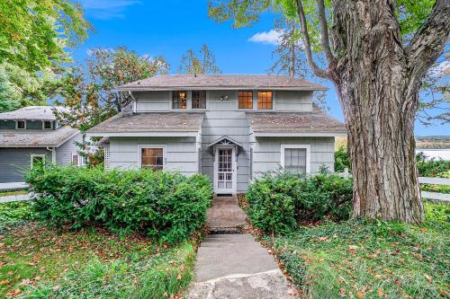 Lakefront Charmer - Main House