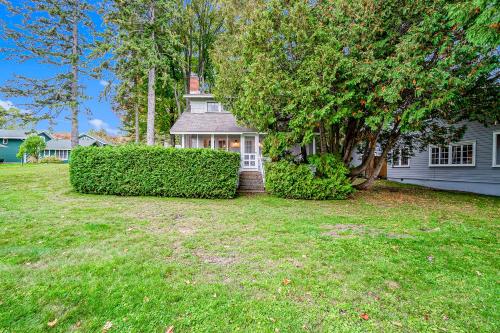 Lakefront Charmer - Main House