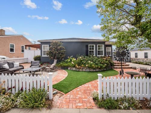 Garden, Luxury beach home one block from ocean with spa, WiFi, & gorgeous outdoor space in Sunset Cliffs