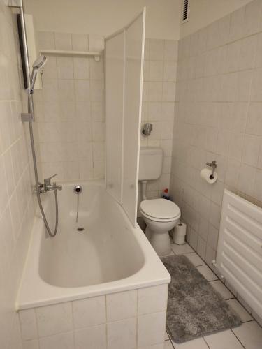 Badezimmer, Moderne Ferienwohnung Messe Monteurwohnung Business Appartement Ratingen 4-5 P, Flughafen Düsseldorf (Moderne Ferienwohnung Messe Monteurwohnung Business Appartement Ratingen 4-5 P, Flughafen Dusseldorf) in Ratingen