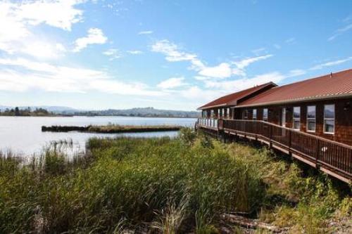 Charming Hideaway Overlooking The Astoria Waters