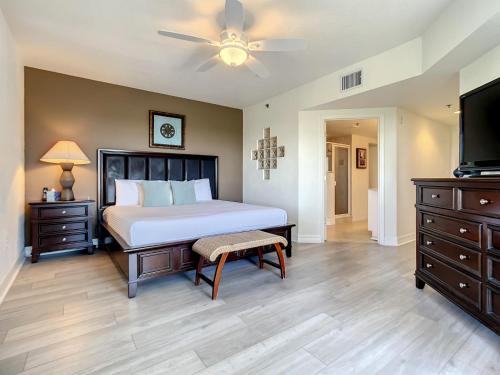 Upscale 32 corner unit with private balcony overlooking the property. OW14-401 in New Smyrna Beach, USA