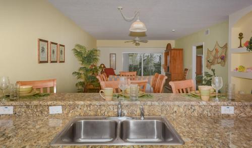 Tastefully decorated 32 with Views of the Estuary OW10-304 in New Smyrna Beach, USA
