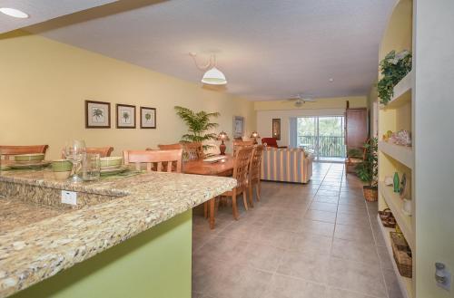 Tastefully decorated 32 with Views of the Estuary OW10-304 in New Smyrna Beach, USA