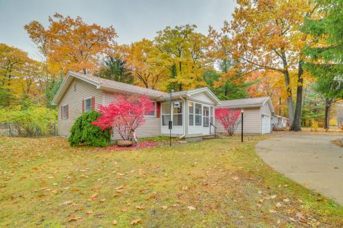 Houghton Lake Vacation Rental - Walk to the Water! in Houghton Lake, USA