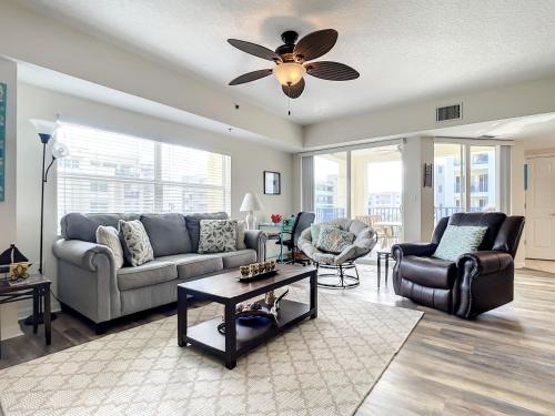 Gorgeous 32 corner unit with spectacular views of the pond ow15-401 in New Smyrna Beach, USA