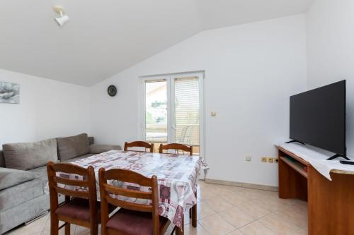 One-Bedroom Apartment image 3