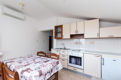 One-Bedroom Apartment image 4