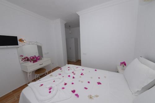 Double Room with Balcony and Sea View image 4