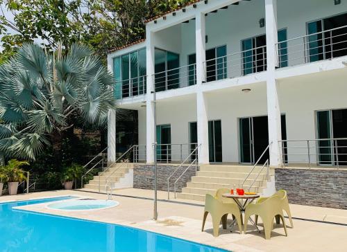 . Hotel La Isla