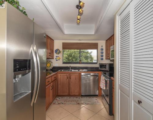 Beautifully updated Sea Woods Condo near main pool and beach access - SC248 in Edgewater, USA