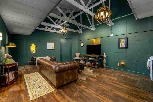 The Downtown ICT Experience 3br w/ Event Space