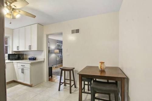 Condo by the park & lake in the heart of Evanston! in Evanston, USA