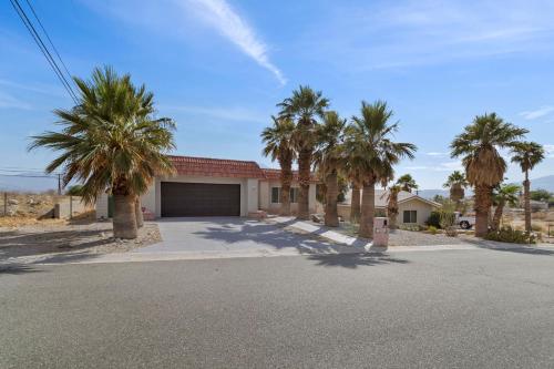 Desert Getaway by Palm Springs! W/Pool & Hot Tub