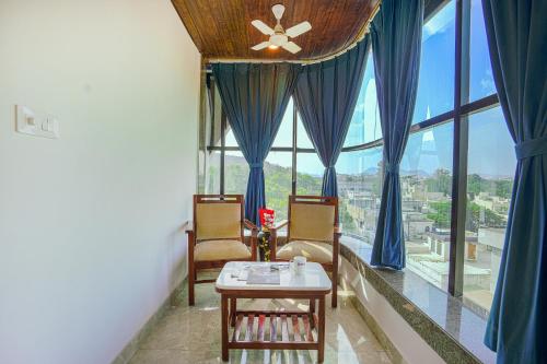 Superior King Room image 3