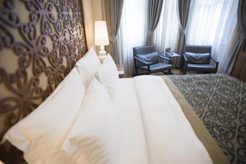 King Suite with Fireplace image 4