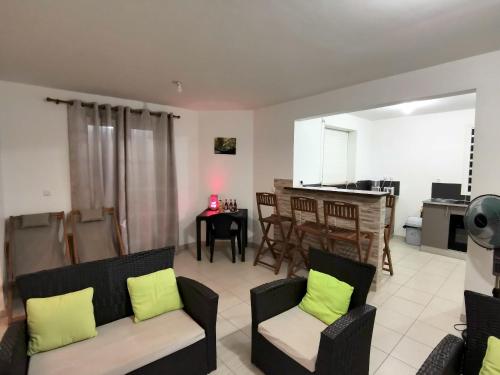 Appartement confortable aux Trois Îlets - 85 m² - Vue montagne - image 2