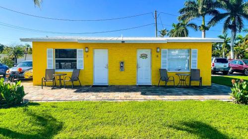 Tropical King Cottage with Pool & Kitchen - Close to Beach!