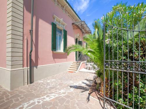 Elegant apartment in San Vincenzo with a sea view