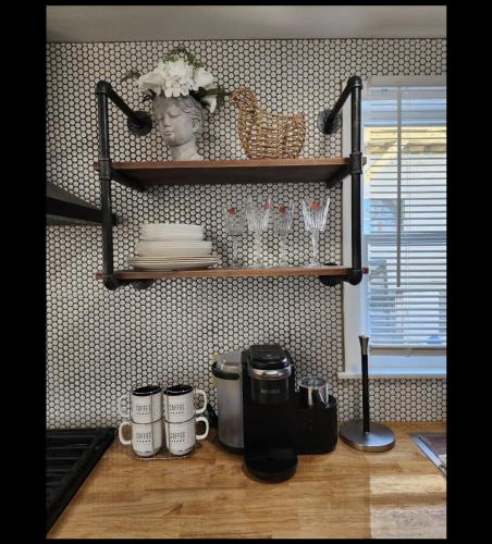 Artisan cottage near historic Revere Beach in Revere, USA