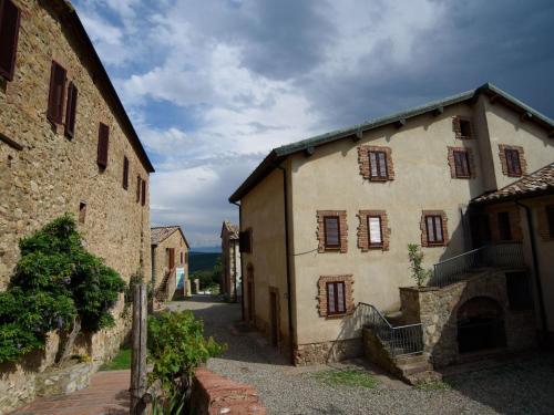 Lovely Farmhouse in Monticiano with Garden