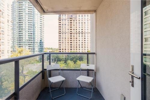 Near Yonge Finch Subway 2Bed 2Bath Condo Free Parking