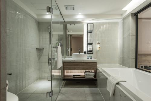 Superior Queen Room image 7