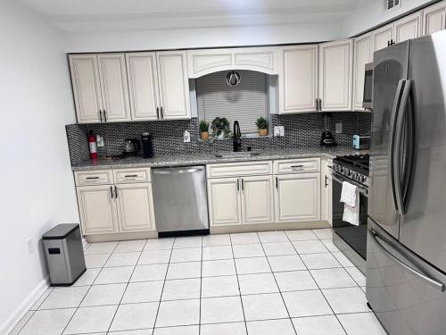 Urban Oasis 3 Kings bed 3Mins from EWR-NYC Downtow in Newark, USA