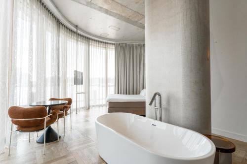 room detail thumbnail 2