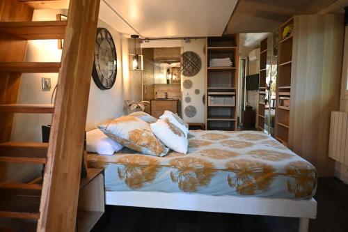 One-Bedroom Apartment image 10