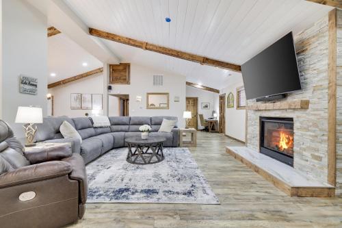 Whiskey Pines Retreat! Single Level Home, Outdoor Firepit, AC, BBQ! Sleeps 9 in Lake Harmony! in Lake Harmony, USA