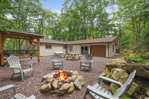 Whiskey Pines Retreat! Single Level Home, Outdoor Firepit, AC, BBQ! Sleeps 9 in Lake Harmony! in Lake Harmony, USA