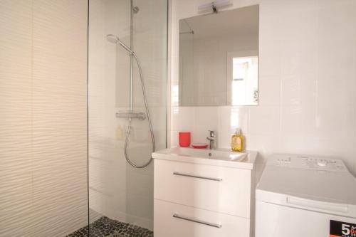 One-Bedroom Apartment image 4