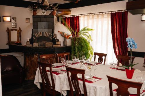 Restaurant, Casa Octavian in Sucevița