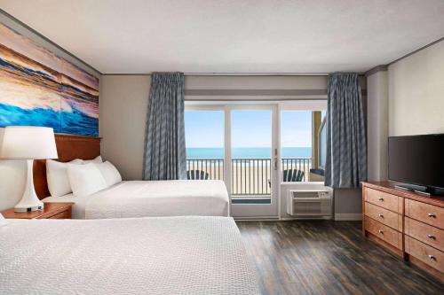 One-Bedroom Oceanfront Suite with Two Double Beds - Non-Smoking image 2